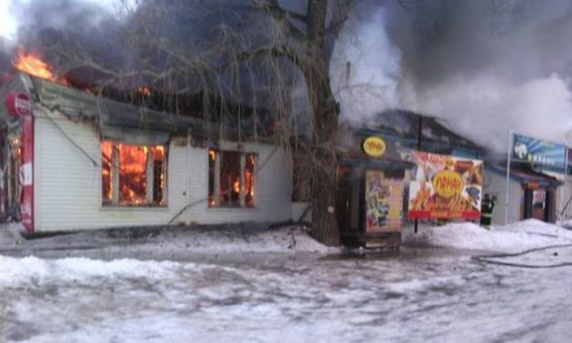 Масштабный пожар в Оренбуржье уничтожил несколько магазинов и кафе 