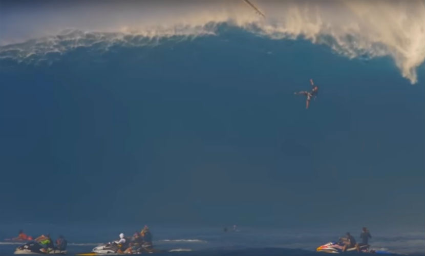 Шокирующее падение серфера с гигантской волны сняли на видео очевидцы 