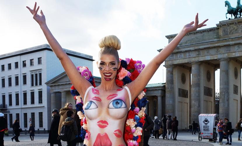 Известная обнаженная блондинка устроила «любовную» фотосессию в центре Берлина 