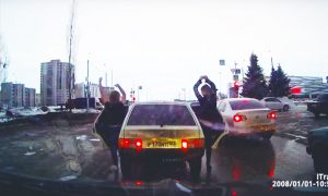 Две веселые подружки развлекли танцем стоящих в пробке автомобилистов в Башкирии