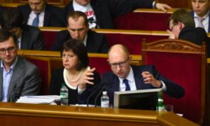 Верховная рада не смогла отправить Яценюка и его кабмин в отставку