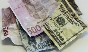 Рубль вместе с мировыми валютами получил передышку из-за неуверенности банкиров США