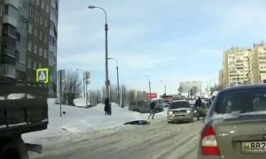 Жестокое избиение пешехода лопатой за замечание водителю сняли на видео жители Мурманска