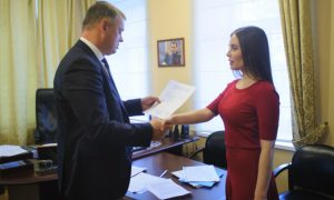 Звезда «Уральских пельменей» начала борьбу за место в Госдуме с помощью семян