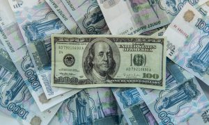 Россияне заявили о том, что к лету доллар будет стоить 84 рубля, - социологи