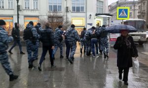 Активисты «СтопХама» придрались к автобусу ОМОН в центре Москвы и были жестко задержаны