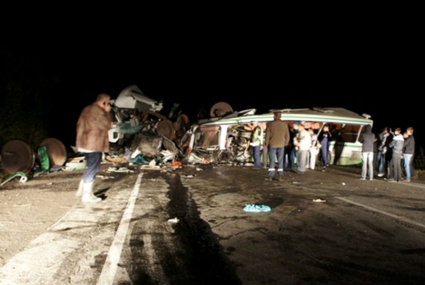 При столкновении микроавтобуса и грузовика погибли девять пассажиров 