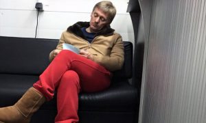 Песков рассказал о проблемах дома, из-за которых он оказался ночью на автомойке в уггах и 