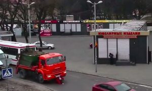 Опубликовано видео наезда мусоровоза на пенсионерку в Калининграде