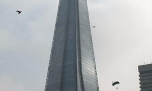 Экстремал-бейсджампер прыгнул с самого высокого небоскреба в Западной Европе