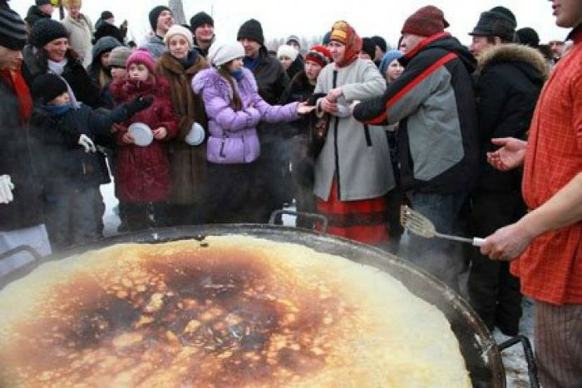 Огромный блин на Масленицу