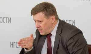 Мэр Новосибирска Локоть отказался покрасить себе ирокез и принять участие в молодежном шествии