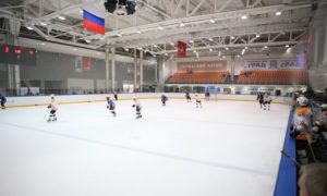 8-летний мальчик умер после попадания шайбой в шею на хоккейной тренировке в Москве