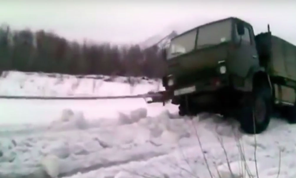 В любителя видеосъемки отлетел бампер от КамАЗа в Якутии 