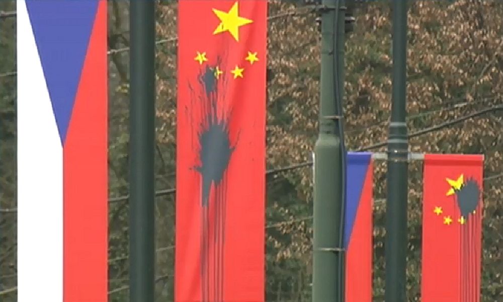 Пражские злоумышленники испортили флаги Китая перед визитом Си Цзиньпина в Чехию 