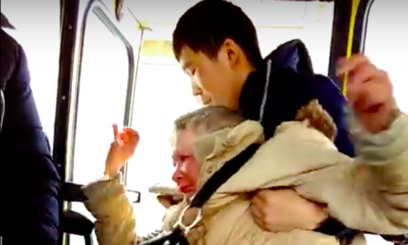 Потасовка между старушкой и кондуктором в Екатеринбурге попала на видео 