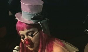 Нетрезвая Мадонна в клоунском одеянии неадекватно вела себя на концерте в Австралии