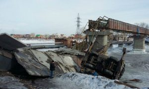 Четверо рабочих получили травмы во время обрушения пролета моста под Красноярском