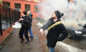 Четыре нацбола забросали яйцами и файерами консульство Украины в Петербурге