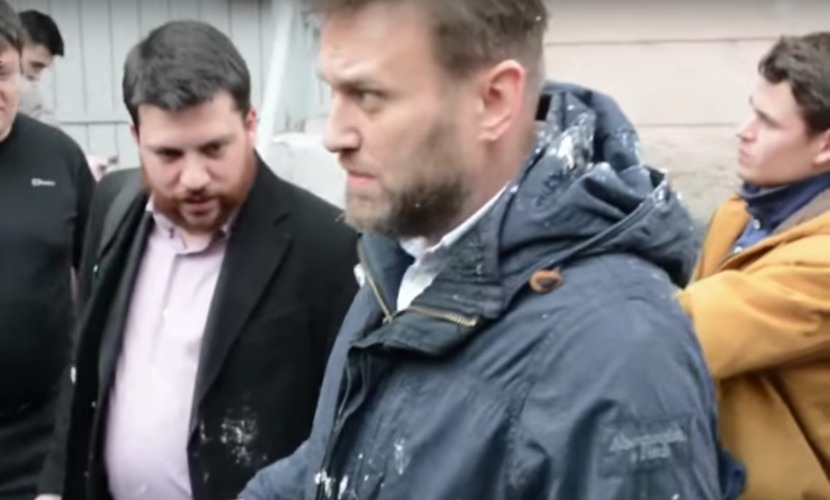 Ставший в Новосибирске жертвой атаки пирожными Навальный рассказал о клоунах и яйцах 