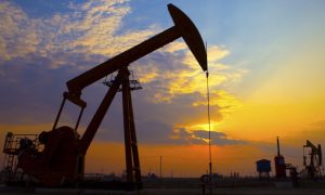 Россия в феврале снизила добычу нефти по сравнению с рекордным в истории январем