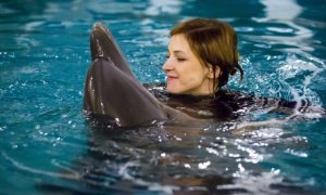 Наталья Поклонская поплавала вместе с дельфинами, которые однажды спасли ее от депрессии