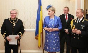 Нелепый наряд посла Украины на приеме у королевы Великобритании взорвал Сеть