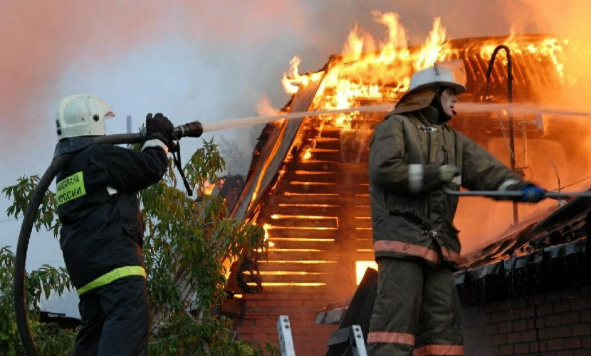 Спасатели обнаружили уцелевшую девочку в сгоревшем доме в Тюменской области 