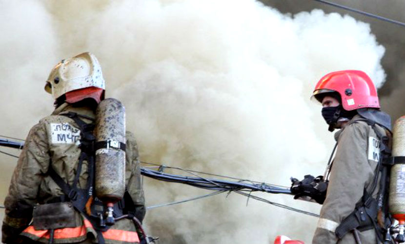 Пожарные эвакуировали 20 человек из горящего дома в центре Санкт-Петербурга 