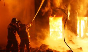 Два человека стали жертвами пожара в пятиэтажном доме в Приморье