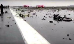 Опубликовано страшное видео фрагментов разбившегося Boeing на взлетно-посадочной полосе