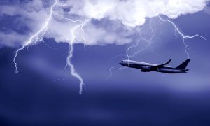 Удар молнии заставил пассажирский самолет экстренно приземлиться в США