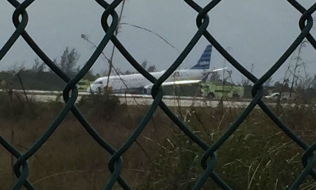 Самолет с 95 пассажирами без шасси жестко приземлился в аэропорту Багам 