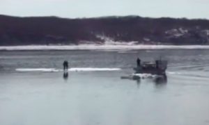 Две девочки попали в опасность во время селфи на льдине во Владивостоке