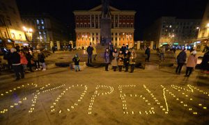 В «Час Земли» москвичи и петербуржцы зажгли траурные свечи в память о жертвах крушения Boeing
