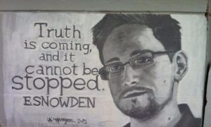 Прячущегося в России шпиона-разоблачителя Сноудена наградили за личное мужество