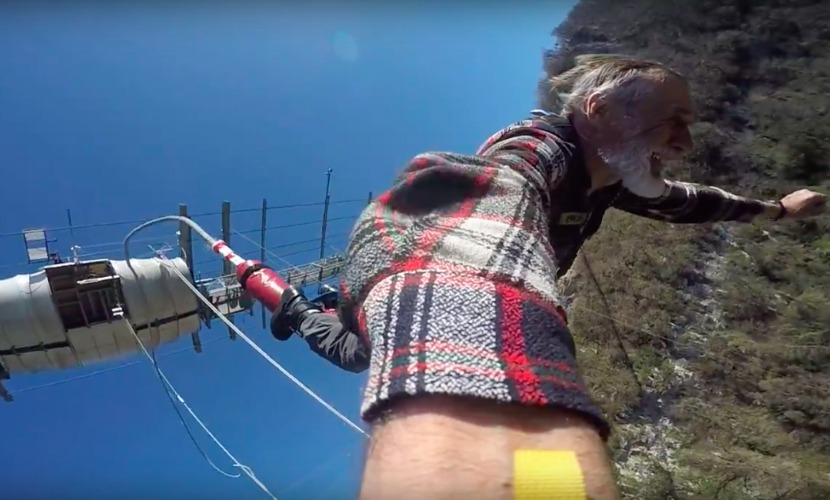 75-летний новосибирец прыгнул в Сочи с высоты 207 метров в честь жены Алисы, детей и внука 