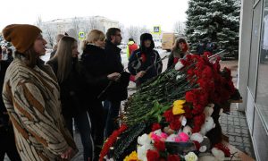 Сотни ростовчан принесли цветы в городской аэропорт в память о жертвах крушения Boeing