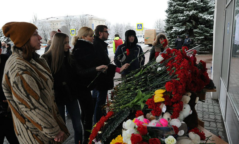 Сотни ростовчан принесли цветы в городской аэропорт в память о жертвах крушения Boeing 