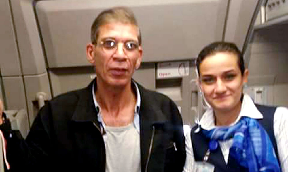 Стюардесса и пассажир сделали селфи с угонщиком самолета EgyptAir 