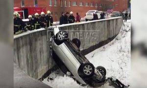 Автомобиль с людьми рухнул с четвертого этажа паркинга в Москве