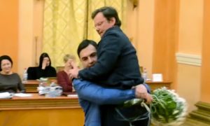 Зама Саакашвили вынесли с трибуны на руках с букетом цветов