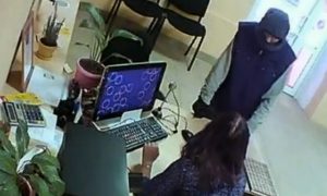 Попытки вежливого грабителя уговорить сотрудницу офиса микрозаймов отдать ему деньги попали на видео