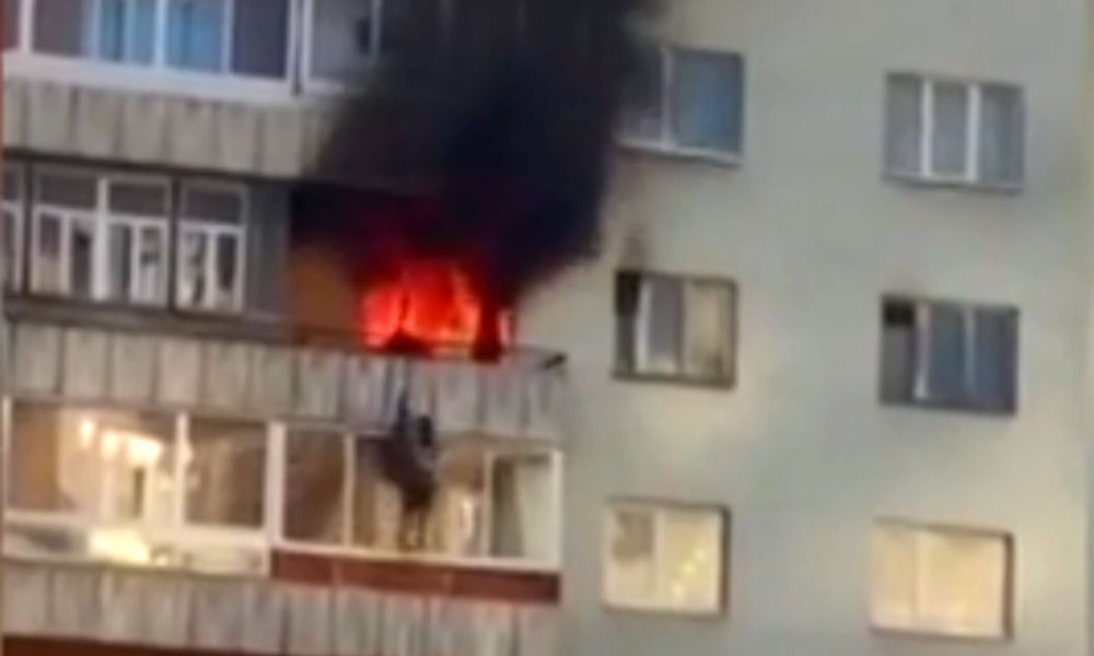Прыжок молодого отца из горящей квартиры на 8 этаже сняли на видео в Екатеринбурге 