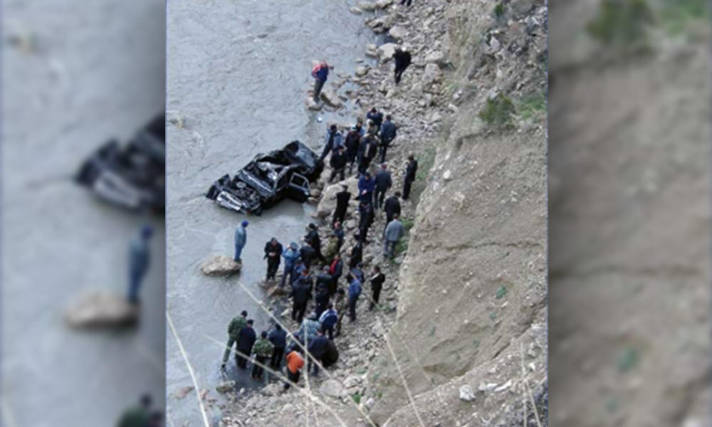 Трое детей и двое взрослых погибли при падении машины в реку в Дагестане 