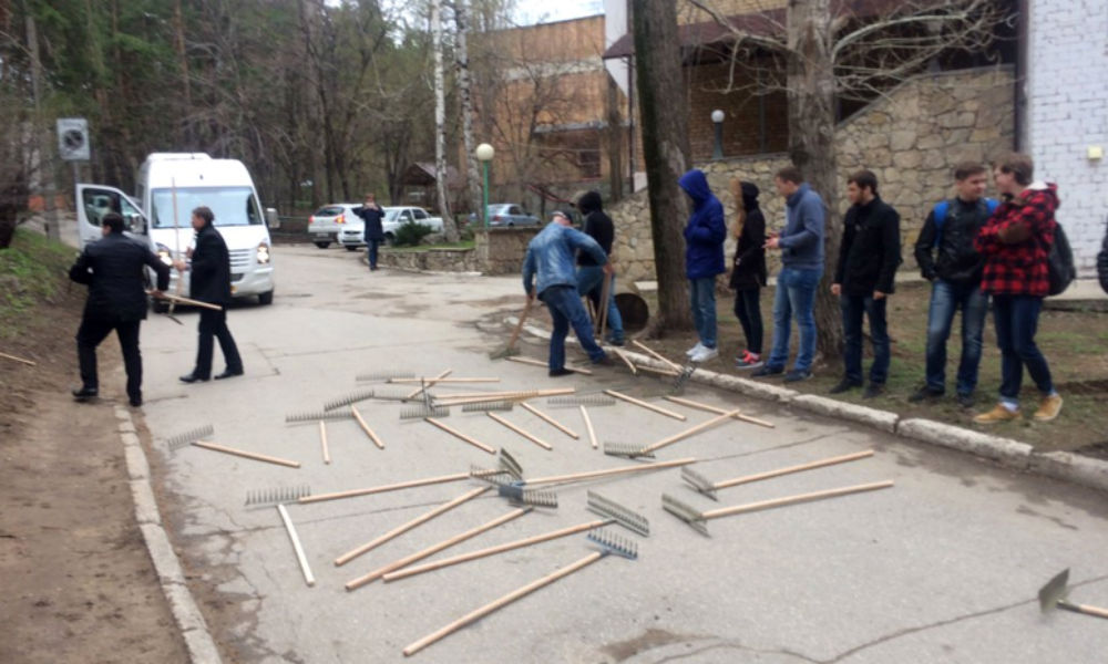 На Касьянова напали с граблями во время визита в Тольятти 