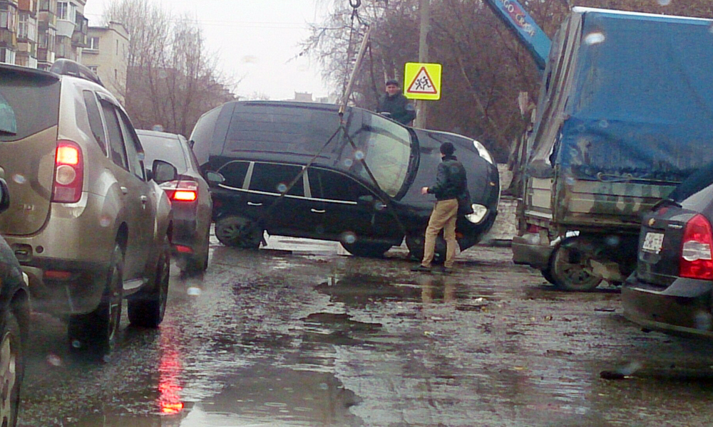 Эвакуаторщики при погрузке на платформу уронили Porsche Cayenne в Екатеринбурге 