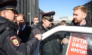 Момент задержания пикетчиков-антипутинистов возле Госдумы попал на видео