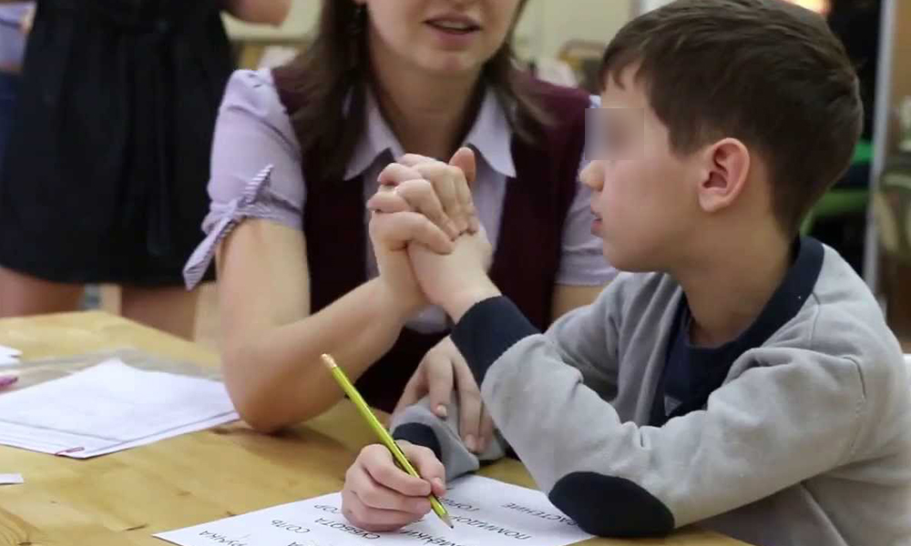 Под партой во время урока