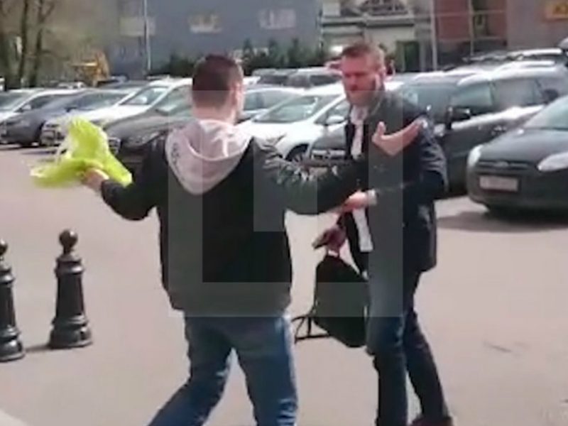 Алексея Навального облили химреактивом возле офиса Фонда борьбы с коррупцией Алексея Навального облили химреактивом возле офиса Фонда борьбы с коррупцией